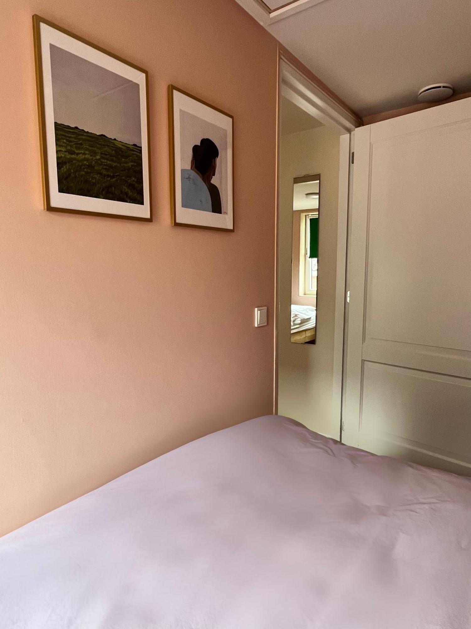 Red Cat In Bed Bed & Breakfast Eenrum Luaran gambar