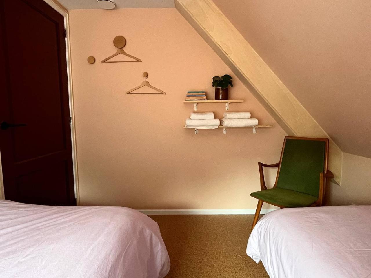 Red Cat In Bed Bed & Breakfast Eenrum Luaran gambar